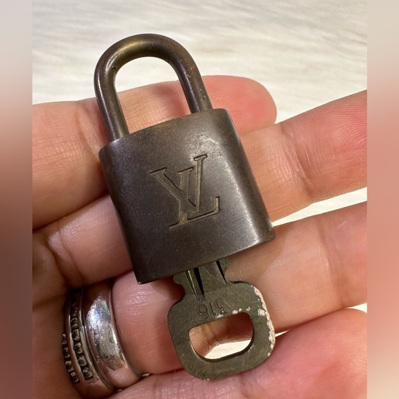 LOUIS VUITTON lock and key #318 - Picture 4 of 12
